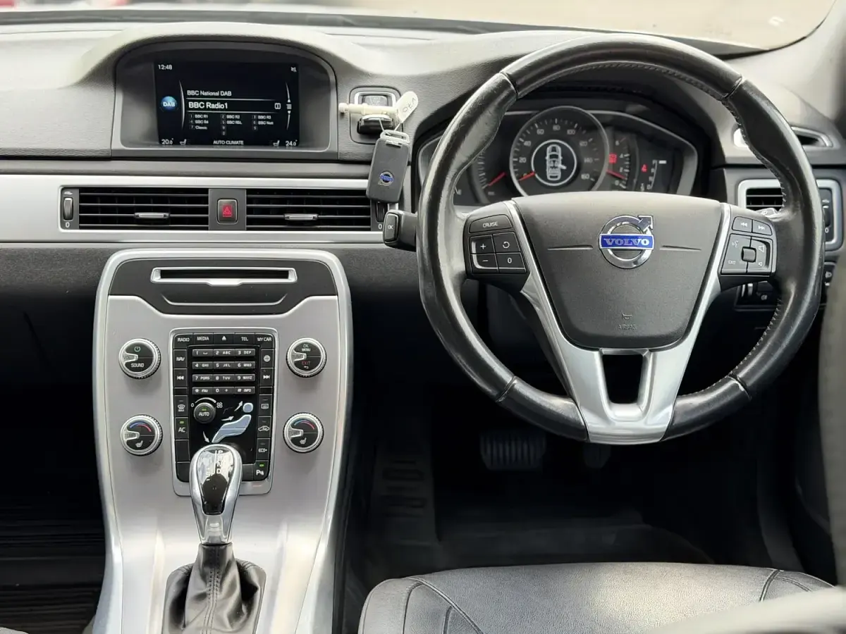 Used Volvo V70 SE 150 HP (110 kW) 2015 Gold Estate