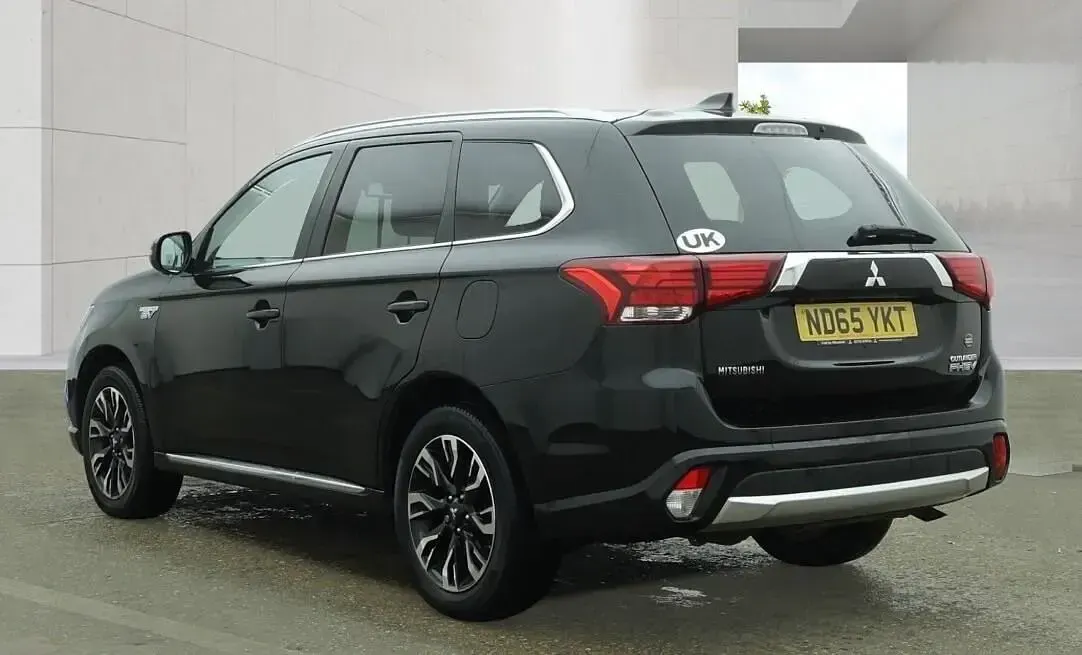 Używany Mitsubishi Outlander P-HEV 2016 Czarny Kombi