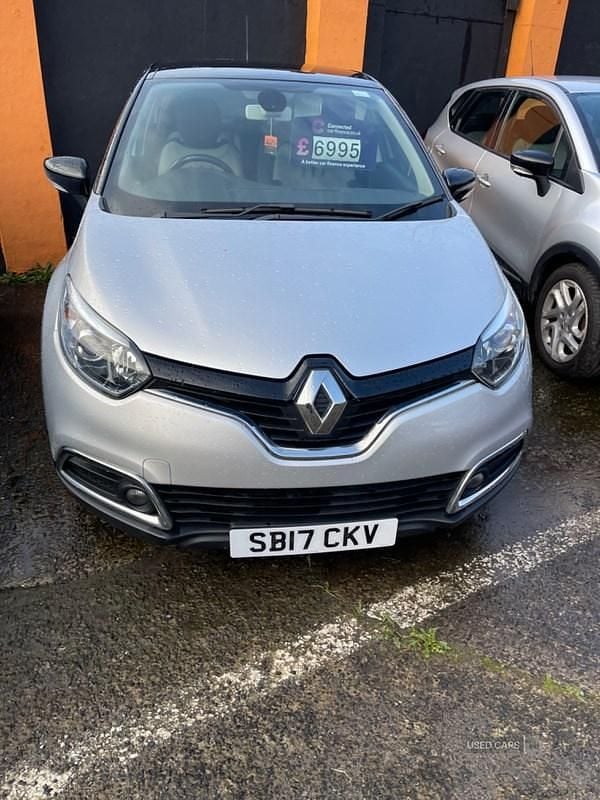 Used Renault Captur Dynamique 90 HP (66 kW) 2017 Silver/black SUV