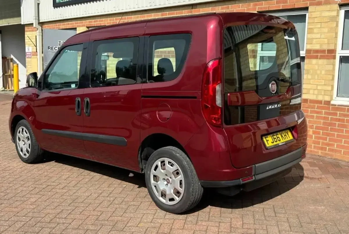 Usado Fiat Doblò Easy 95 CV (69 kW) 2017 Rojo Monovolumen