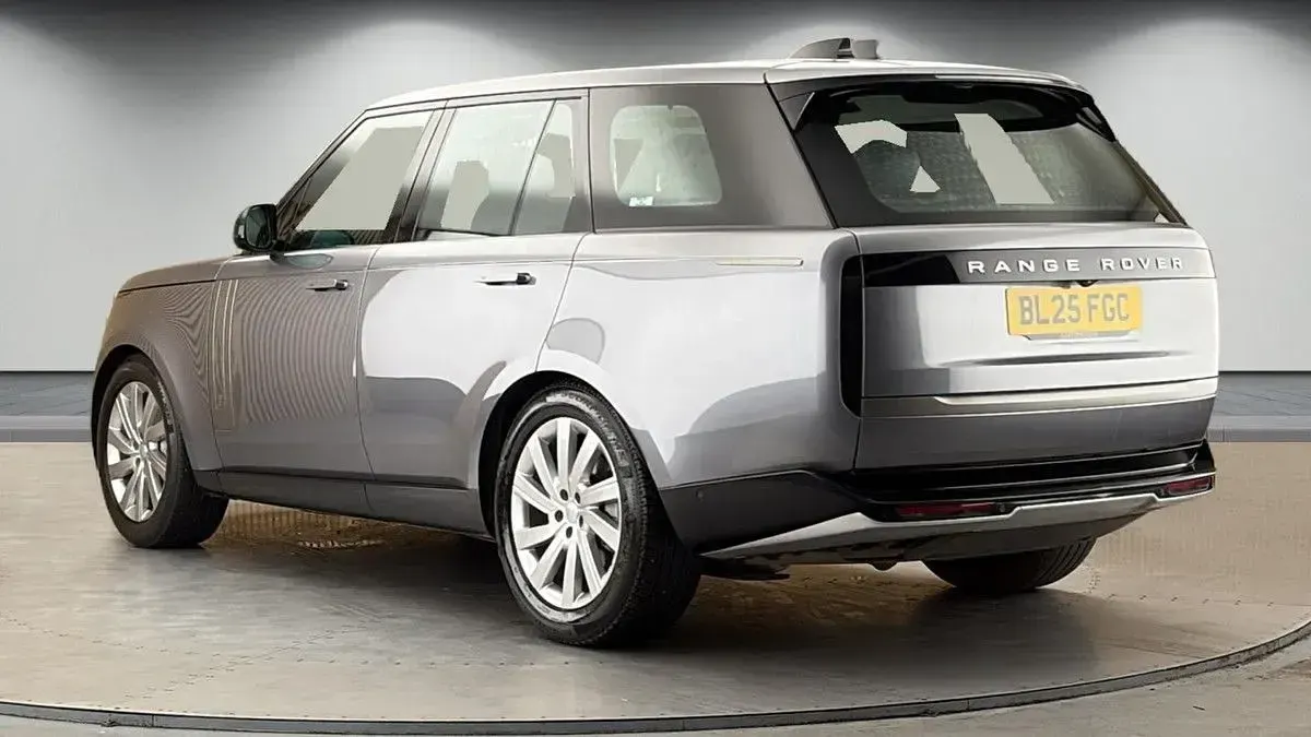 Used Land Rover Range Rover SE 300 HP (220 kW) 2025 Eiger grey SUV
