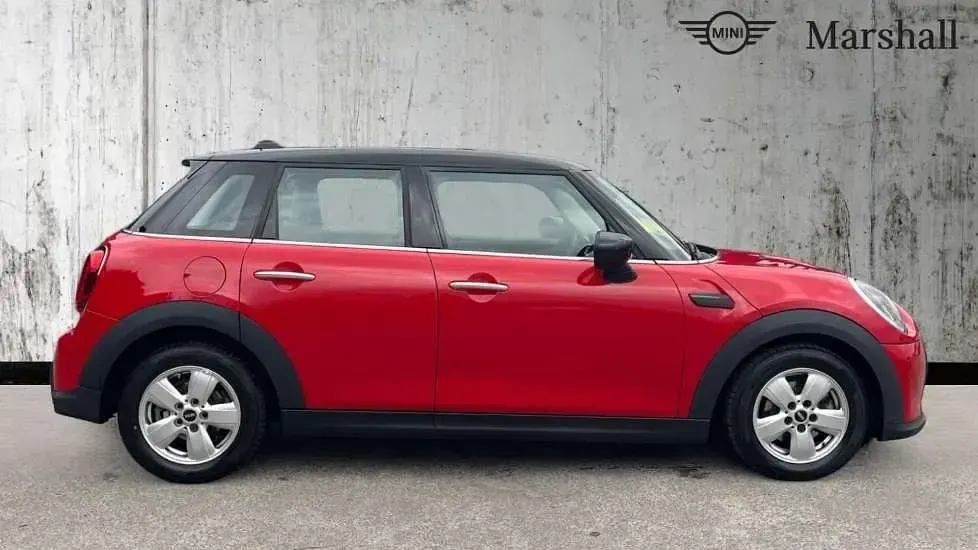 Begagnad Mini Cooper Classic 136 HK (100 kW) 2021 Röd Halvkombi