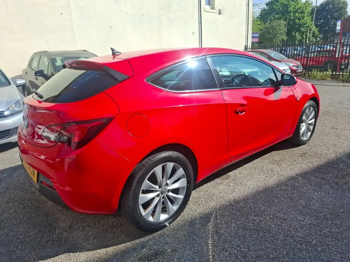 Used Vauxhall Astra GTC SRi 140 HP (102 kW) 2013 Red Hatchback