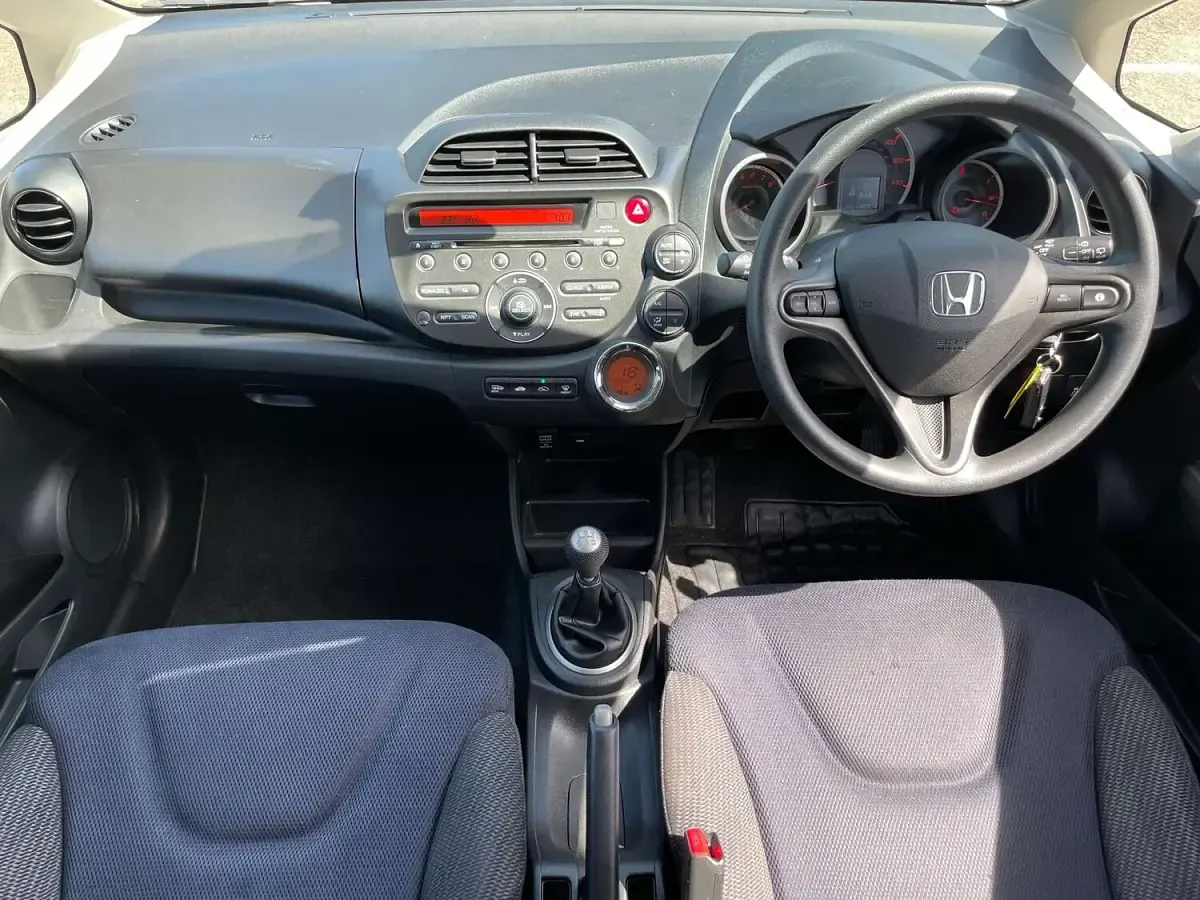 Used Honda Jazz ES 99 HP (72 kW) 2013 Silver Hatchback
