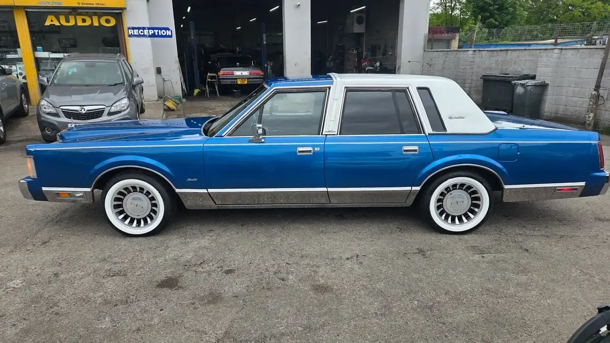 Used Lincoln Town Car 2004 Blue Sedan