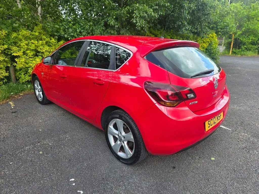 Used Vauxhall Astra Family 115 HP (84 kW) 2012 Red Hatchback