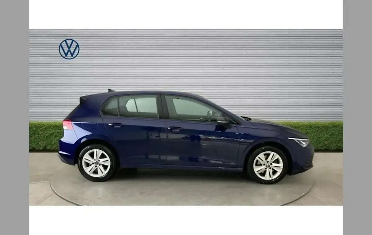 Used VW Golf VIII Life 130 HP (95 kW) 2021 Blue Hatchback