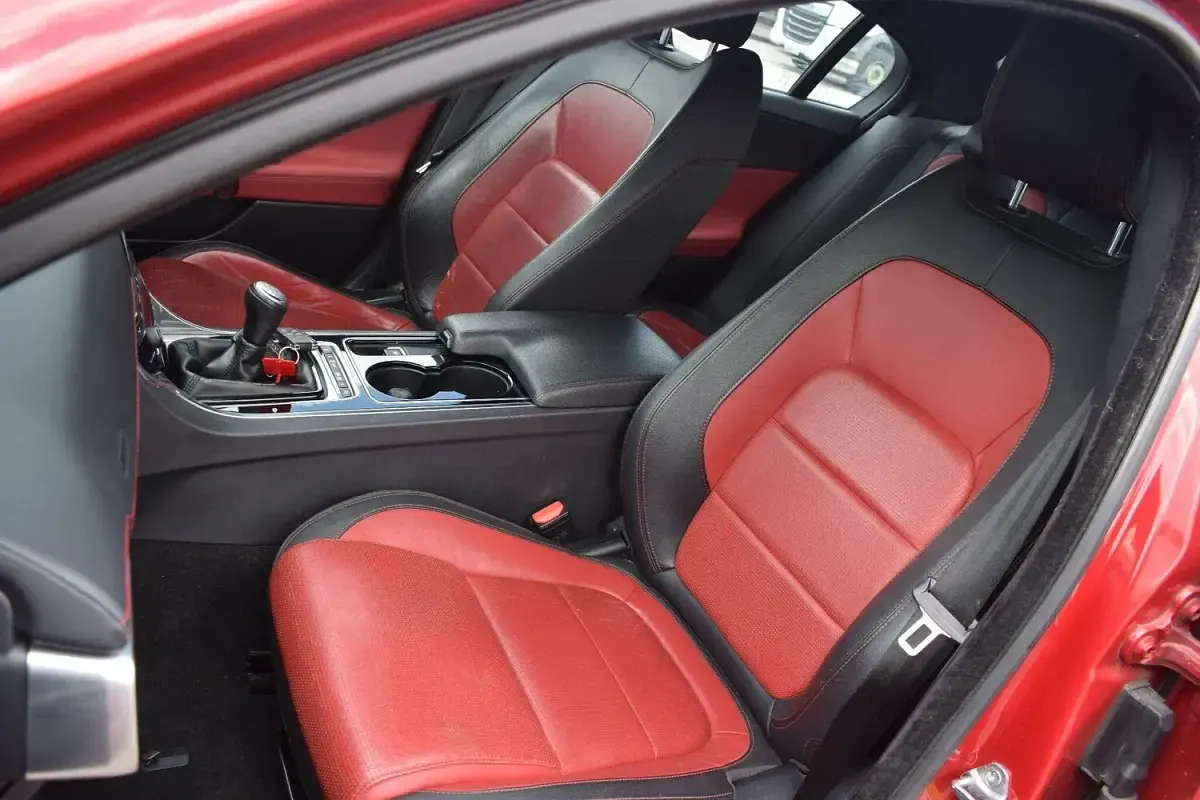 Used Jaguar XE R-Sport 180 HP (132 kW) 2016 Red Sedan