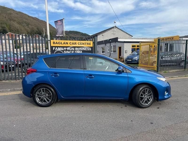 Used Toyota Auris Plus 132 HP (97 kW) 2015 Blue Hatchback