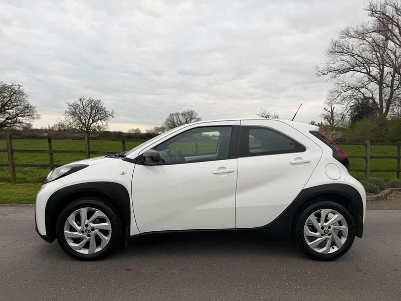 Used Toyota Aygo X PURE 72 HP (52 kW) 2024 White SUV