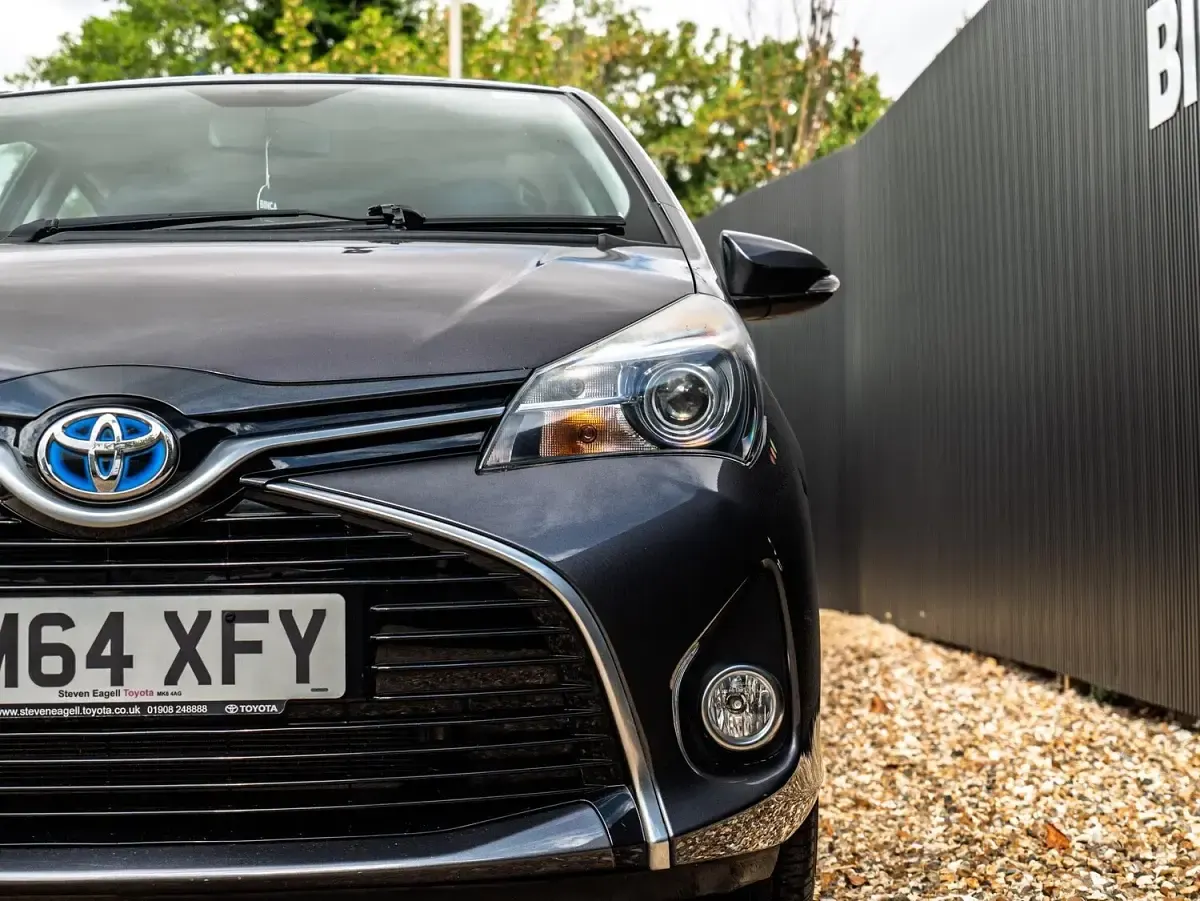 Used Toyota Yaris 101 HP (74 kW) 2015 Grey Hatchback