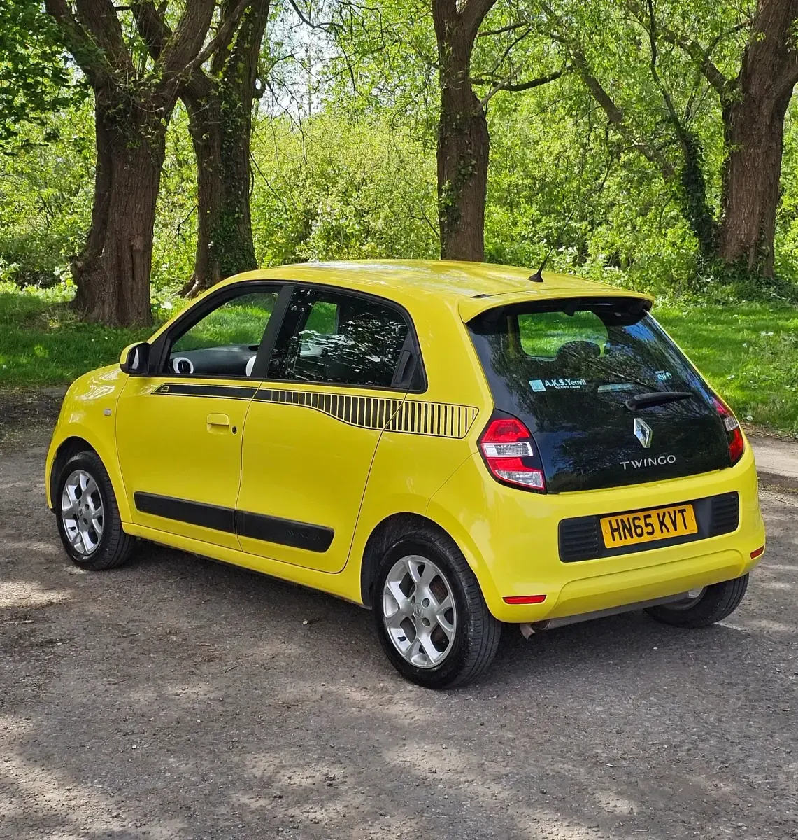 Used Renault Twingo Play 70 HP (51 kW) 2015 Yellow Hatchback