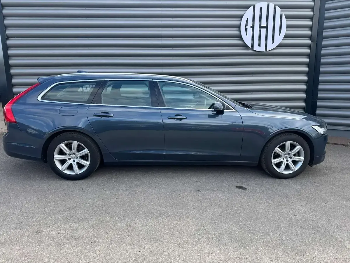 Used Volvo V90 Momentum 187 HP (137 kW) 2018 Blue Estate