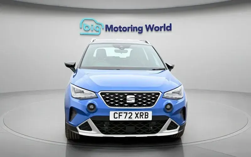 Usado Seat Arona Xperience Lux 110 CV (80 kW) 2023 Azul SUV