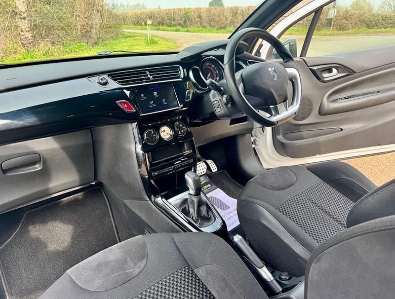 Used DS Automobiles DS3 Elegance 82 HP (60 kW) 2017 White (a) Hatchback