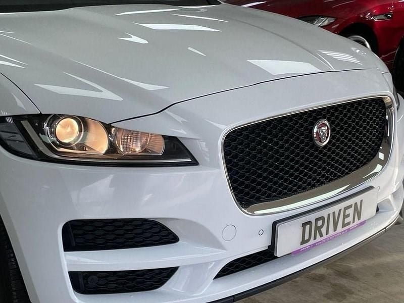 Used Jaguar F-Pace Prestige 163 HP (119 kW) 2018 White SUV