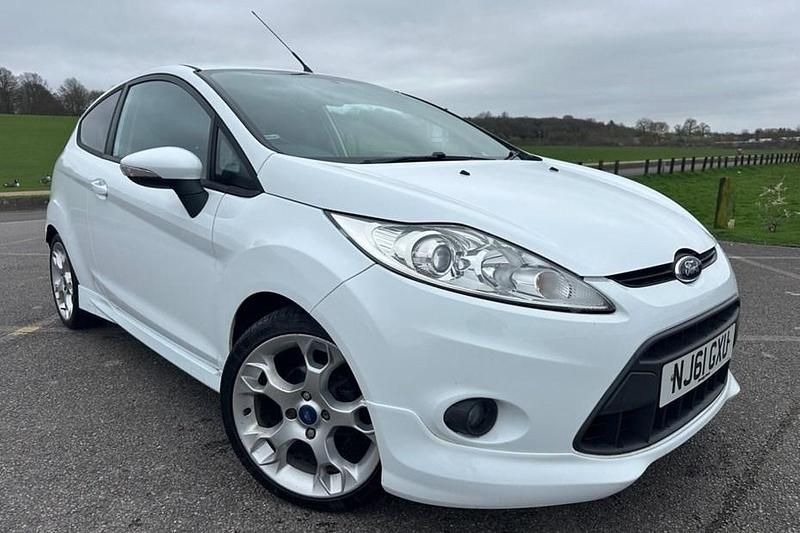 Used Ford Fiesta Zetec 118 HP (86 kW) 2011 White Hatchback