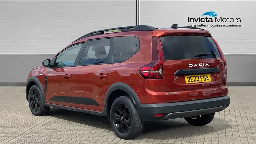 Usado Dacia Jogger Extreme 110 CV (80 kW) 2023 Marrón Monovolumen