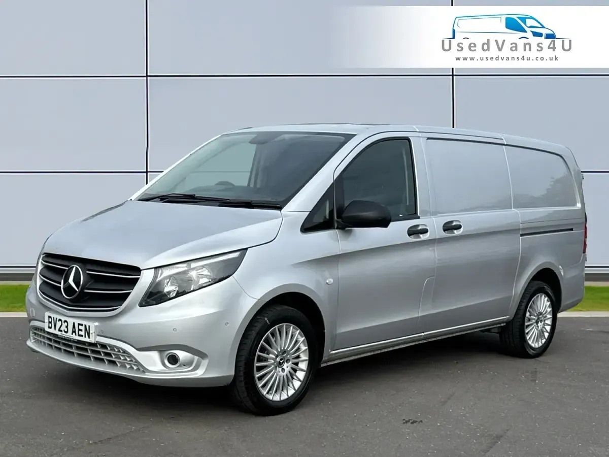 Usado Mercedes Vito Premium 163 HP (119 kW) 2023 Prateado Van