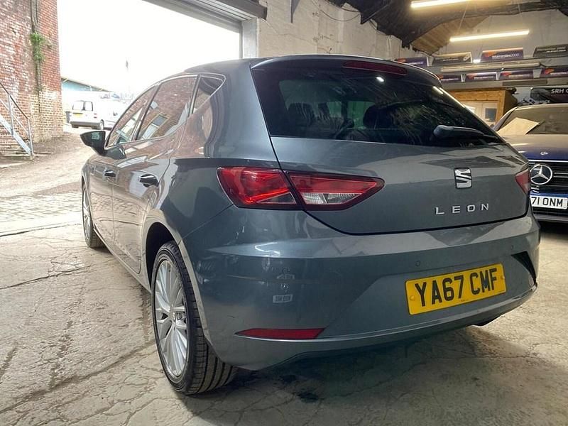 Usado Seat Leon SE Dynamic 110 CV (80 kW) 2018 Gris Utilitario