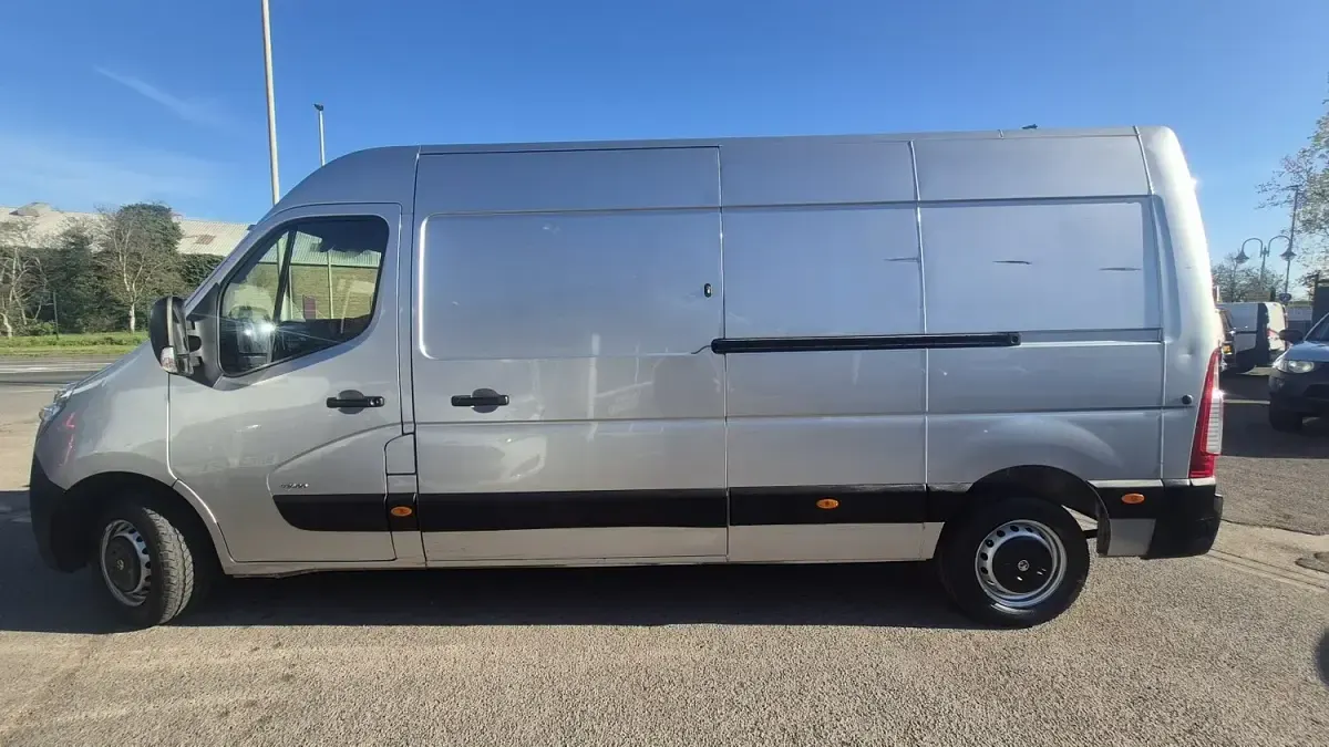 Used Vauxhall Movano 125 HP (91 kW) 2015 Silver MPV
