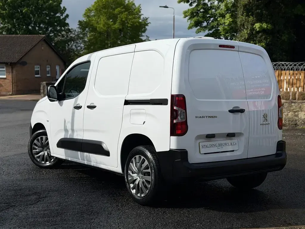 Used Peugeot Partner Premium 100 HP (73 kW) 2022 White MPV