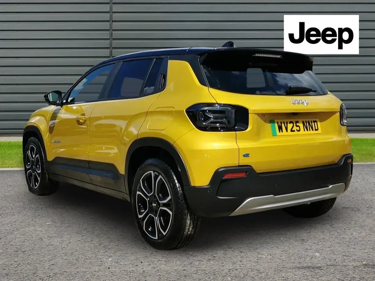 Begagnad Jeep Avenger Summit 114 kW (156 HK) 2025 Gul SUV