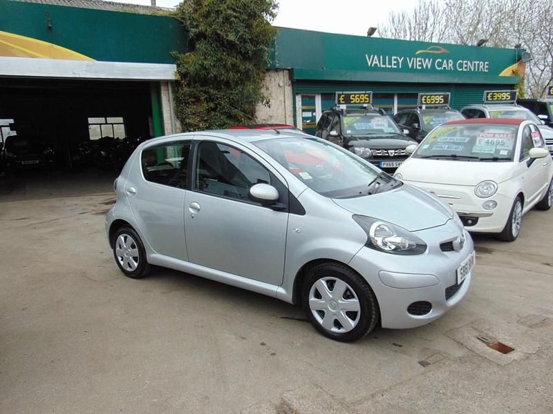 Silver Used 2011 Toyota Aygo Hatchback | £2,595 (Fair price) - Image 1/4
