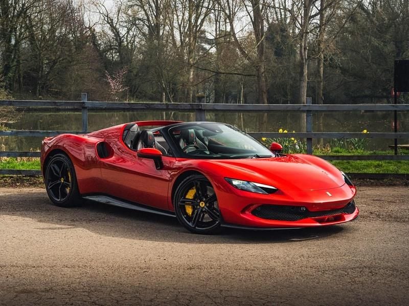 Begagnad Ferrari 296 830 HK (610 kW) 2023 Röd Cab