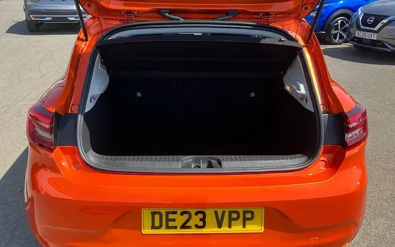 Used Renault Clio V Evolution 145 HP (106 kW) 2023 Orange Hatchback