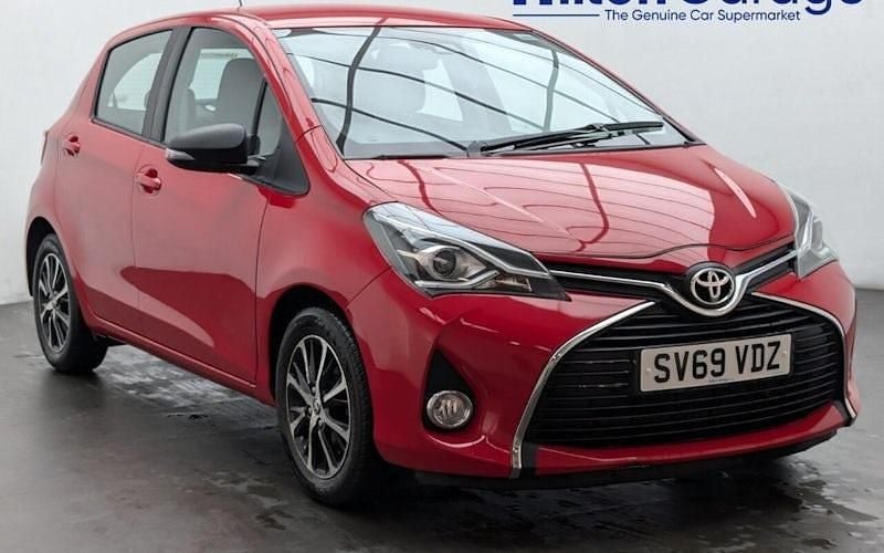 Used Toyota Yaris Hybrid 101 HP (74 kW) 2019 Red Hatchback
