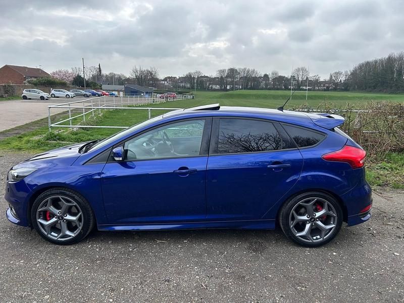 Begagnad Ford Focus ST 2016 Blå Halvkombi