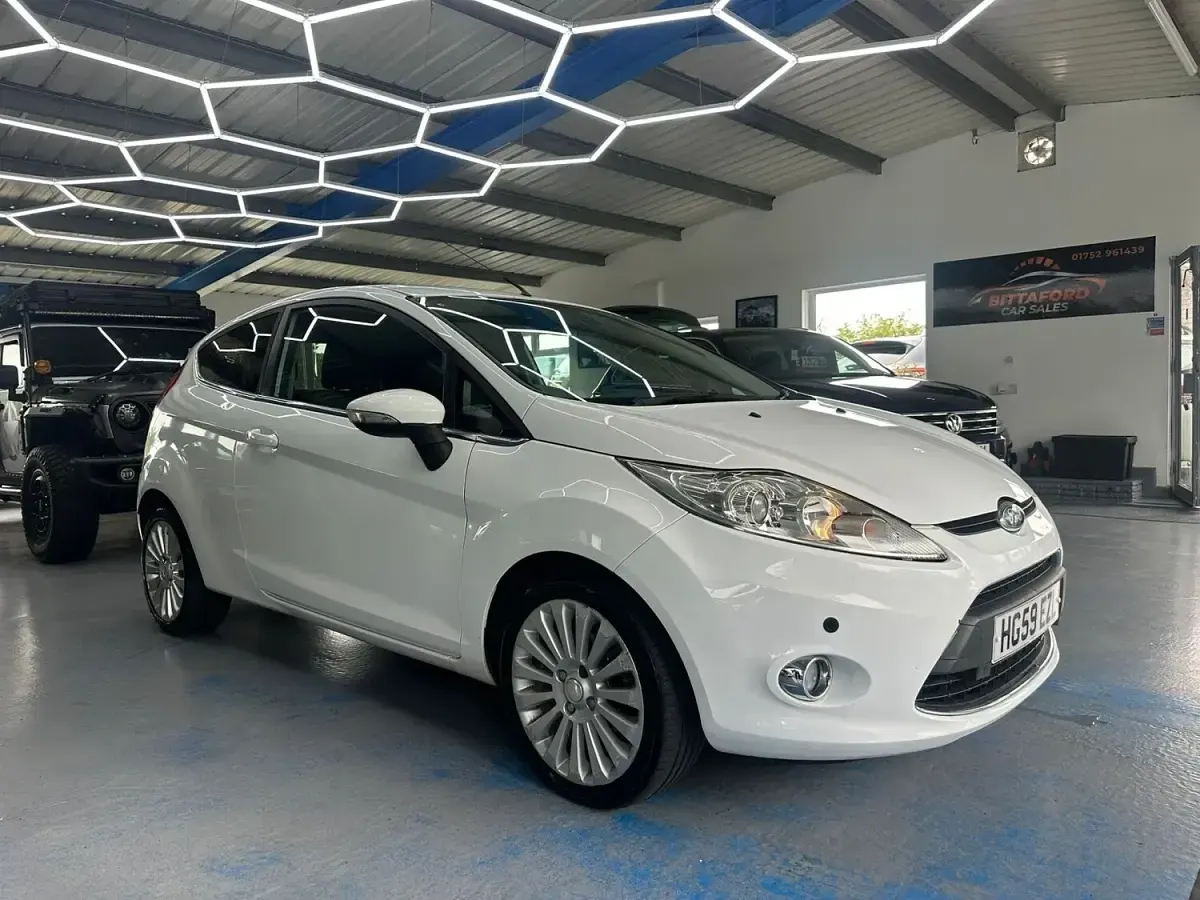 Used Ford Fiesta Titanium 96 HP (70 kW) 2009 White Hatchback