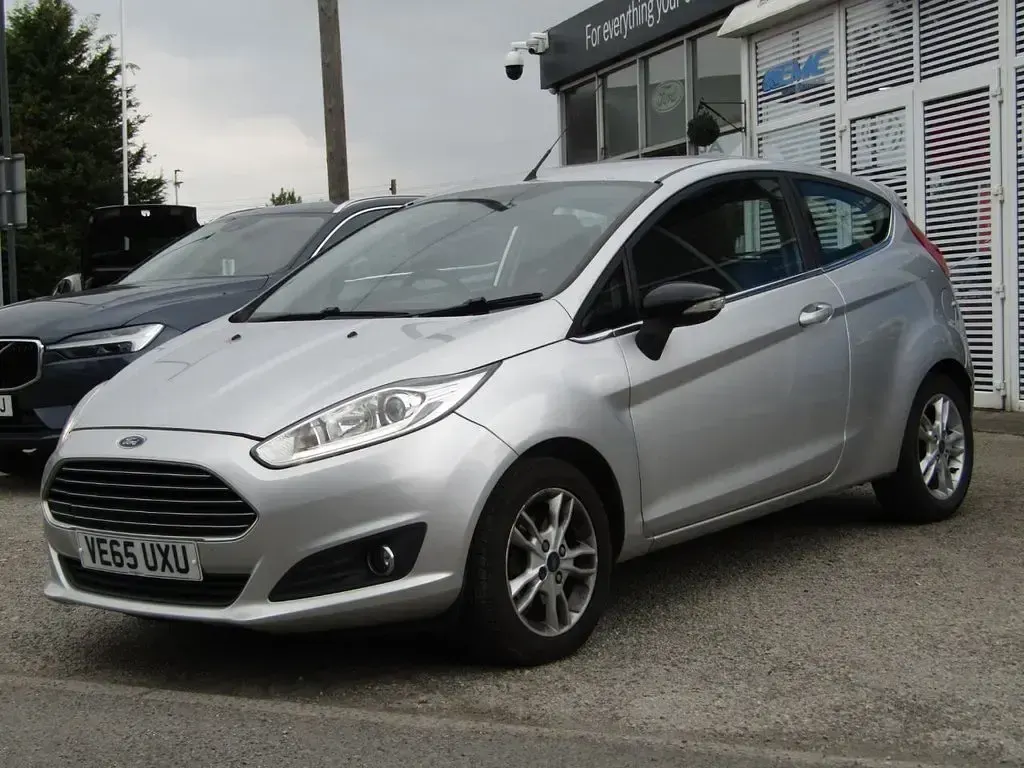 Begagnad Ford Fiesta Zetec 99 HK (72 kW) 2015 Silver Halvkombi