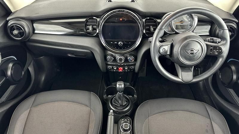 Usado Mini Cooper Classic 134 CV (98 kW) 2022 Gris Utilitario