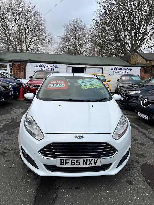 Used Ford Fiesta Zetec 82 HP (60 kW) 2015 White Hatchback