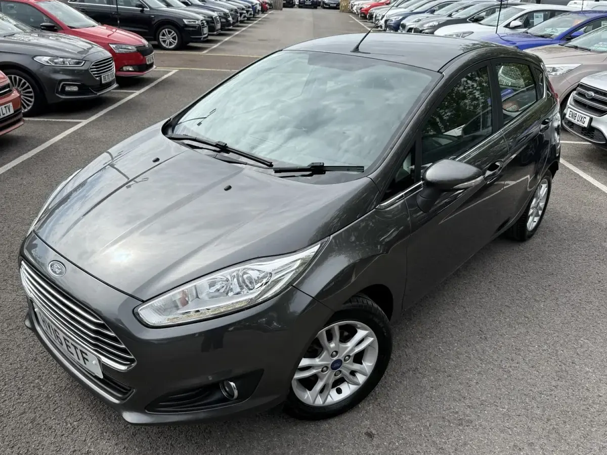 Usado Ford Fiesta Zetec 2016 Gris Utilitario