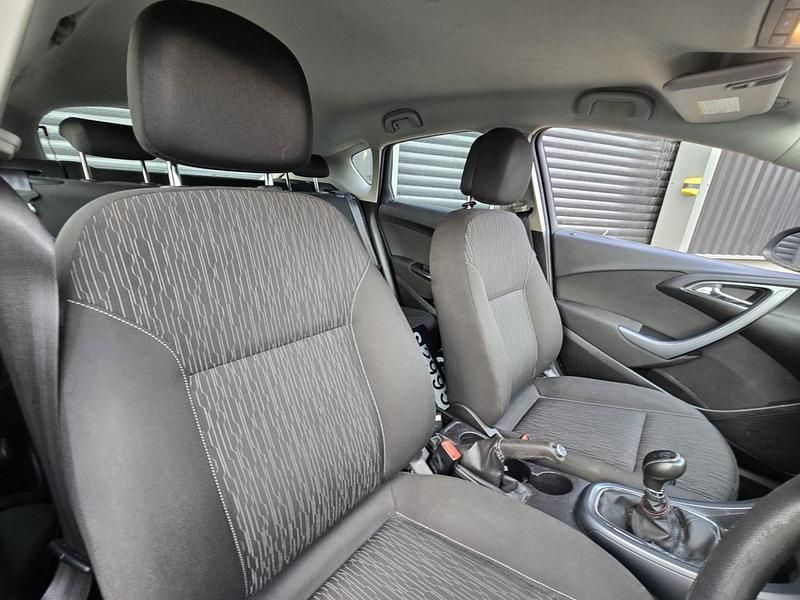 Used Vauxhall Astra Design Edition 116 HP (85 kW) 2014 White Hatchback