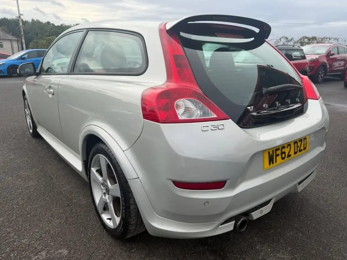 Used Volvo C30 R-Design 145 HP (106 kW) 2012 White Hatchback