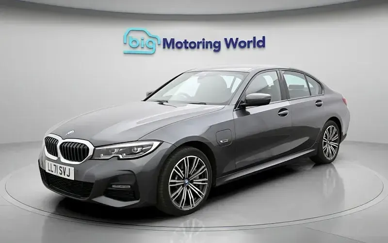 Usado BMW 330e M Sport 292 HP (214 kW) 2021 Cinzento Sedan