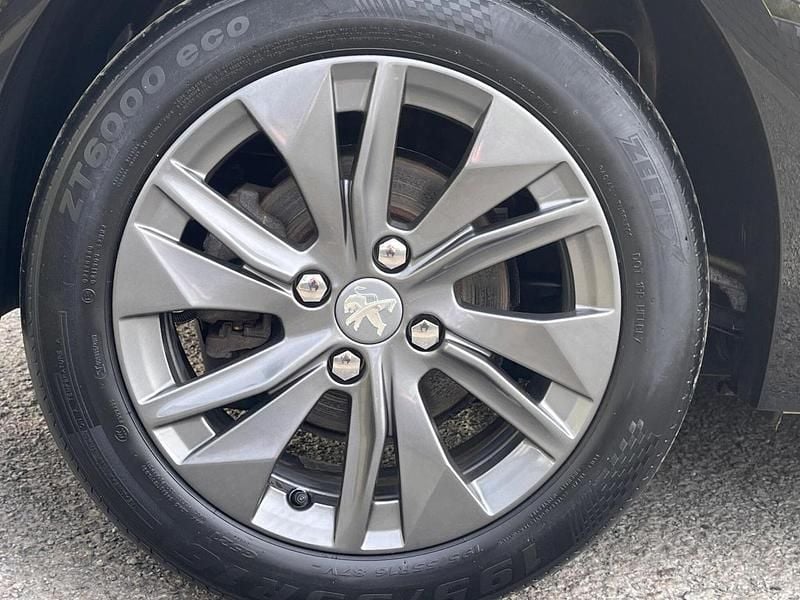 Used Peugeot e-208 Allure+ 98 kW (134 HP) 2022 Yellow Hatchback