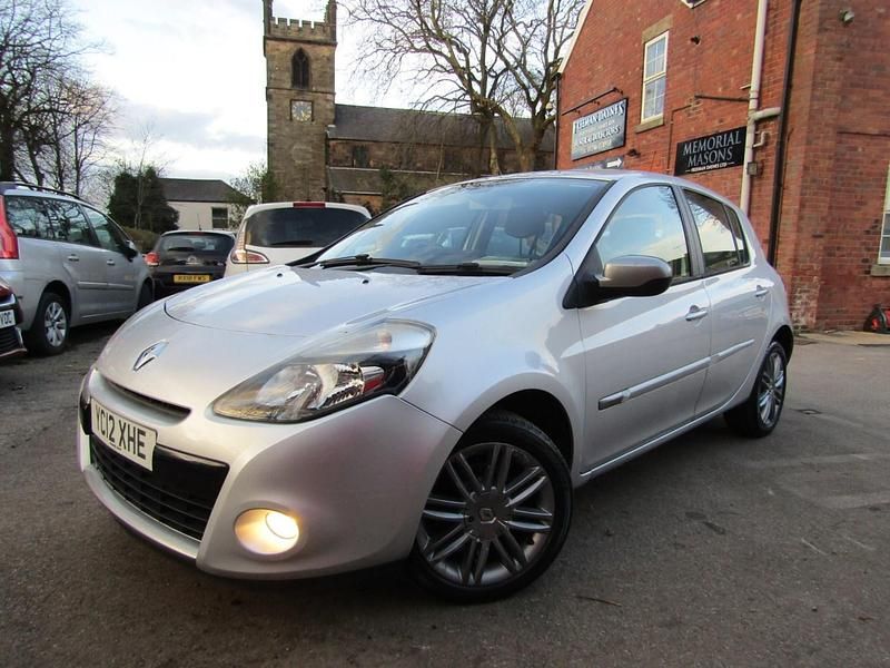 Used Renault Clio IV Dynamique 88 HP (64 kW) 2012 Silver Hatchback