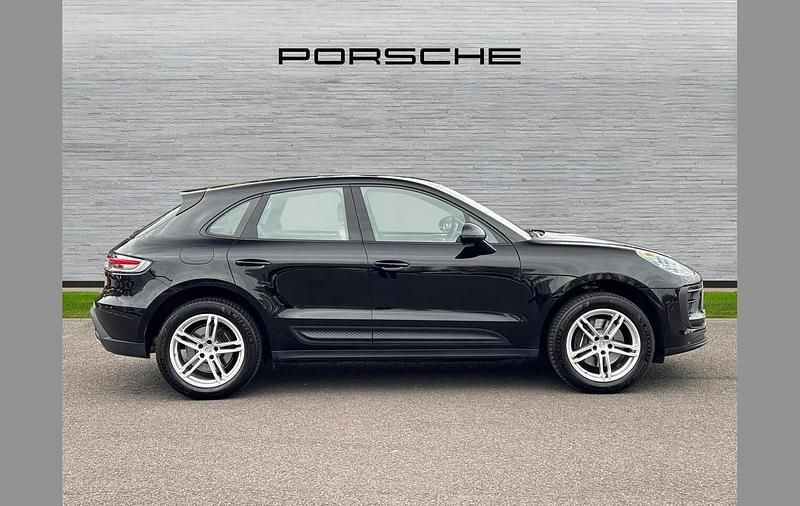 Used Porsche Macan 261 HP (191 kW) 2025 Black SUV