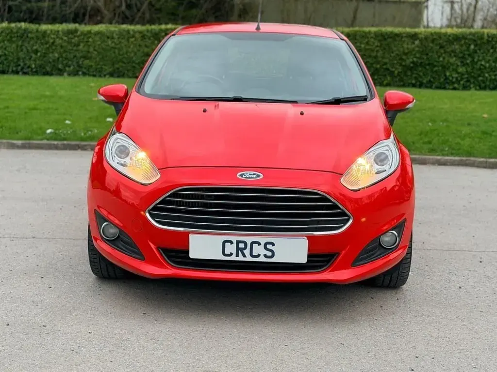 Usado Ford Fiesta Zetec 100 HP (73 kW) 2014 Vermelho Citadino