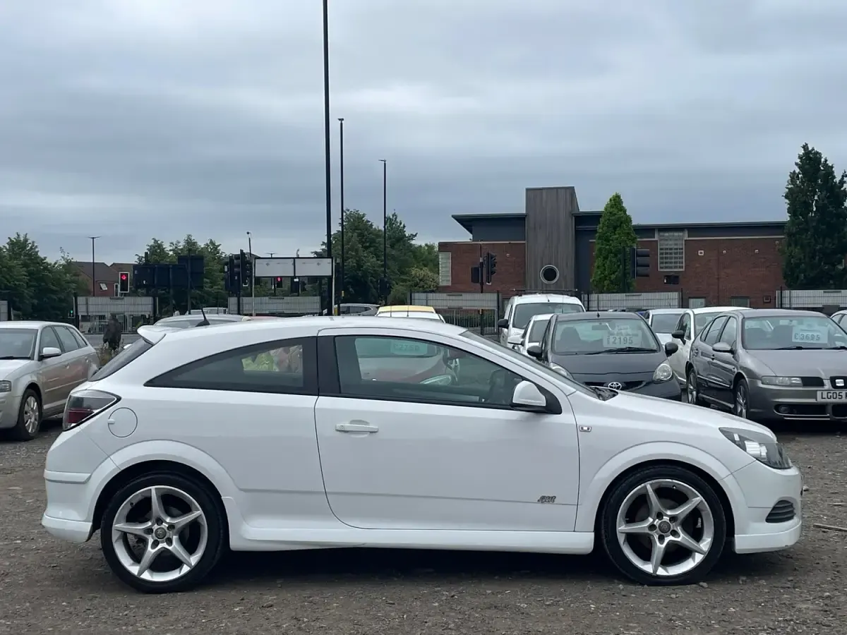 Used Vauxhall Astra Sport 2010 White Hatchback