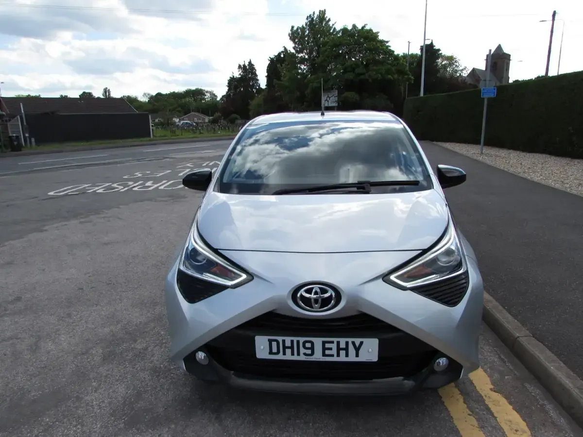 Usado Toyota Aygo Trend 72 CV (52 kW) 2019 Plateado Utilitario