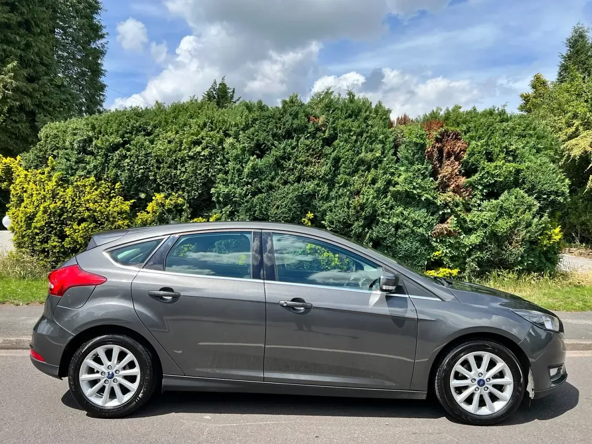 Used Ford Focus Titanium 120 HP (88 kW) 2015 Grey Hatchback