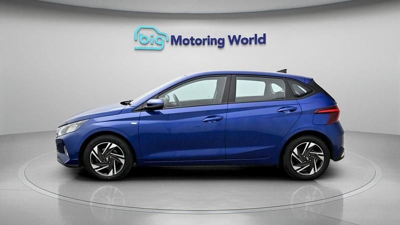 Używany Hyundai i20 SE 101 KM (74 kW) 2023 Niebieski Hatchback