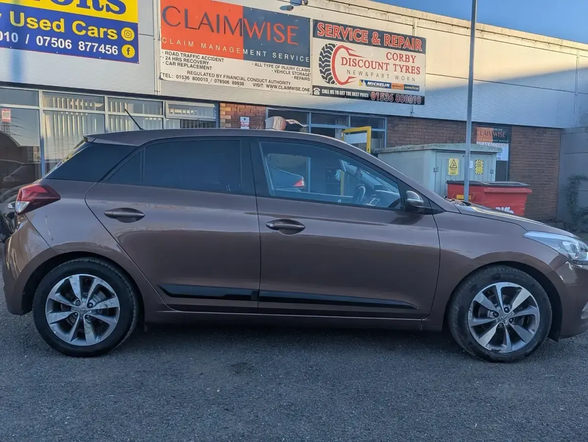 Używany Hyundai i20 Premium 100 KM (73 kW) 2015 Brązowy Hatchback