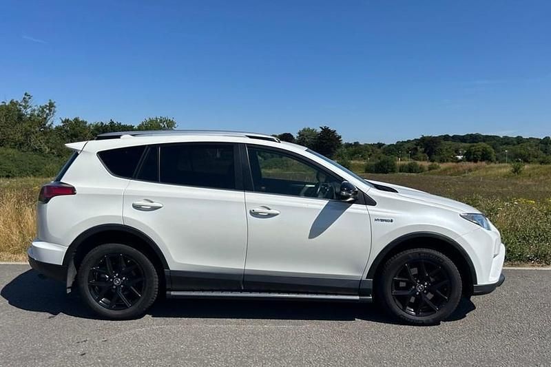 White Used 2018 Toyota RAV4 Hybrid SUV | £15,995 (Fair price) - Image 1/1